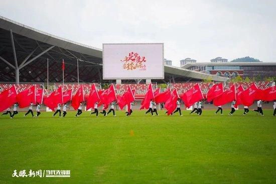 目前勒沃库森在德甲、欧联杯和德国杯三线并进：联赛先赛一场领先拜仁4分；欧联杯5战全胜锁定小组头名；德国杯已经晋级8强。